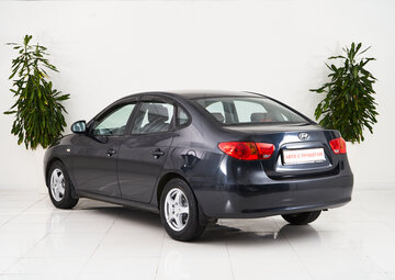 Hyundai Elantra Вид 4